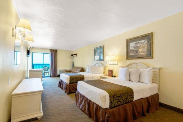 Ramada by Wyndham Panama City Beach / Beachfront image 16