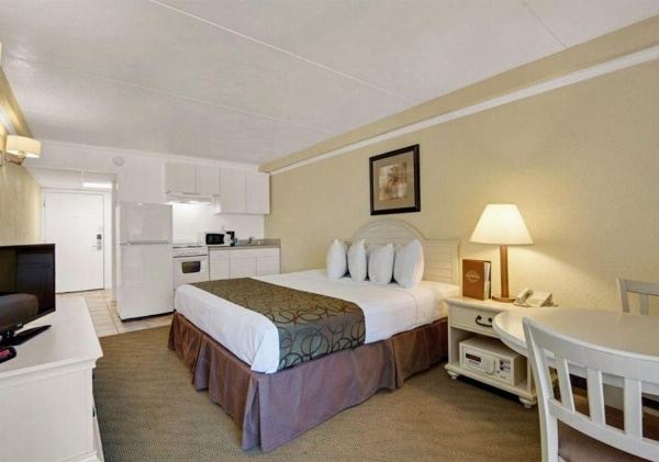 Ramada by Wyndham Panama City Beach / Beachfront image 19