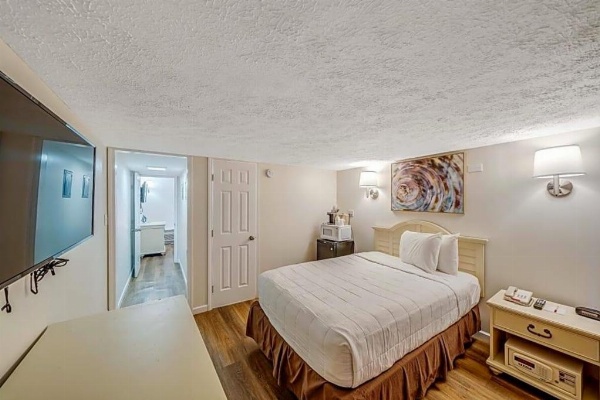 Ramada by Wyndham Panama City Beach / Beachfront image 28