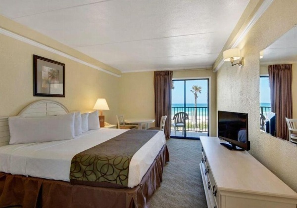 Ramada by Wyndham Panama City Beach / Beachfront Main image
