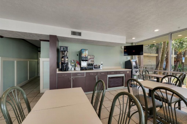 Ramada by Wyndham Panama City Beach / Beachfront image 5